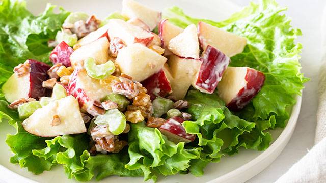 Perfect-Restaurant-Food-Apple-Salad-Pecans-Raisins-640x360.jpg