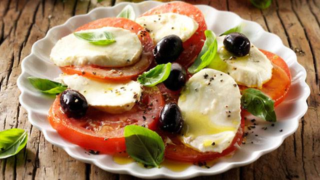 Perfect-Restaurant-Food-Buffalo-Mozerella-Tomato-Salad-640x360.jpg